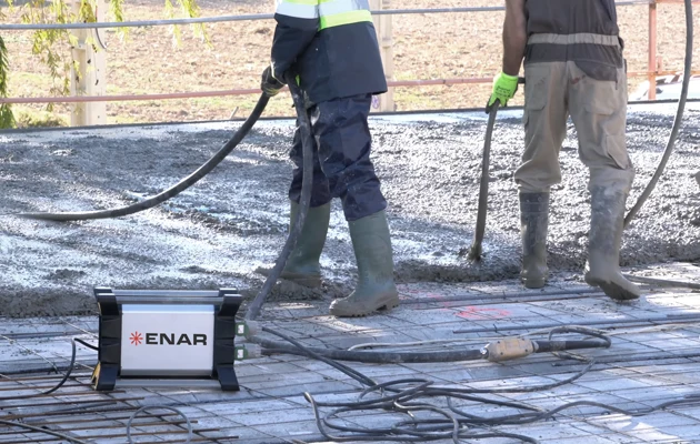 How do vibrators work to achieve a correct concrete compaction?